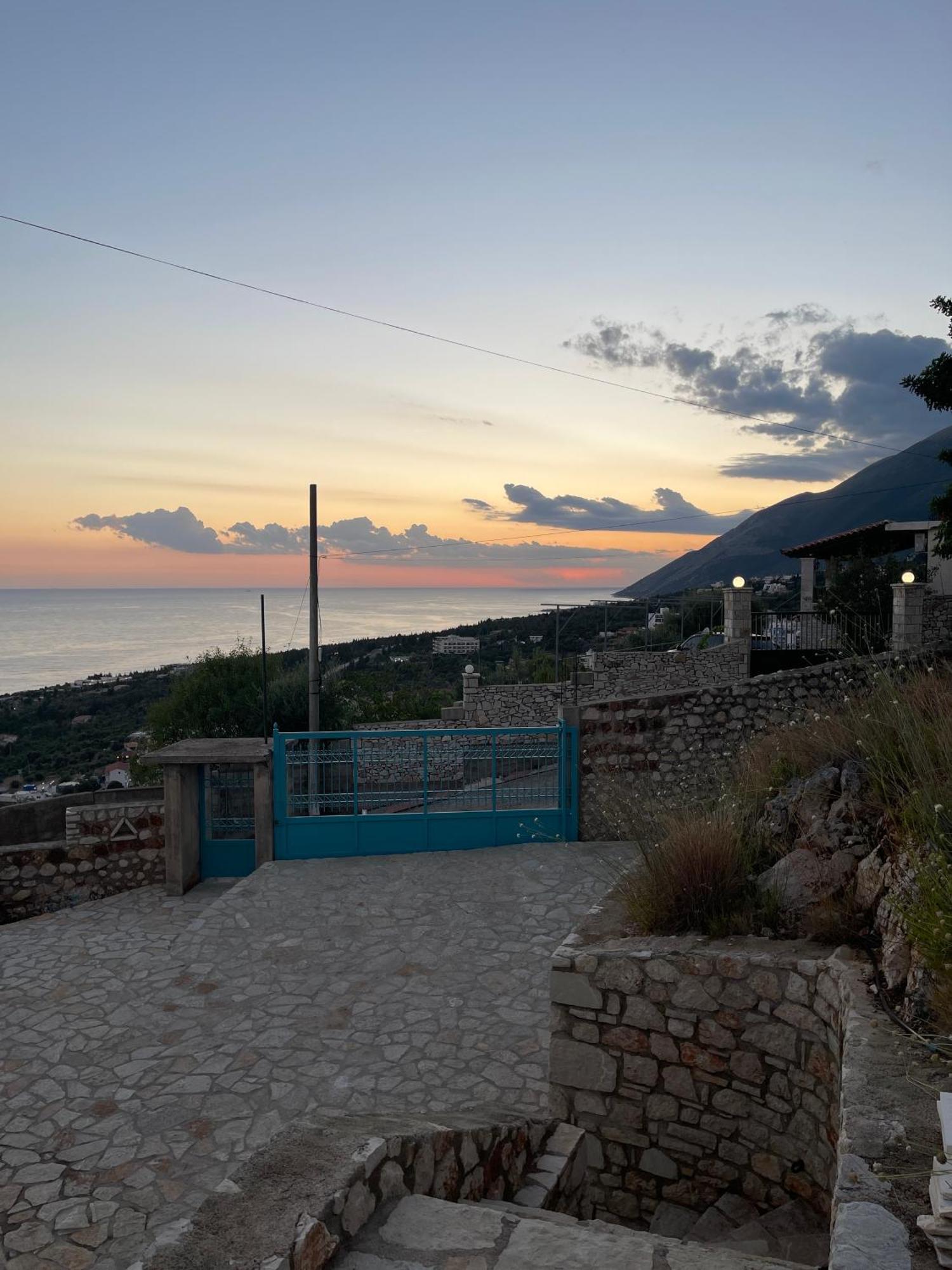 Endless Blue Apartments Dhërmi Екстериор снимка
